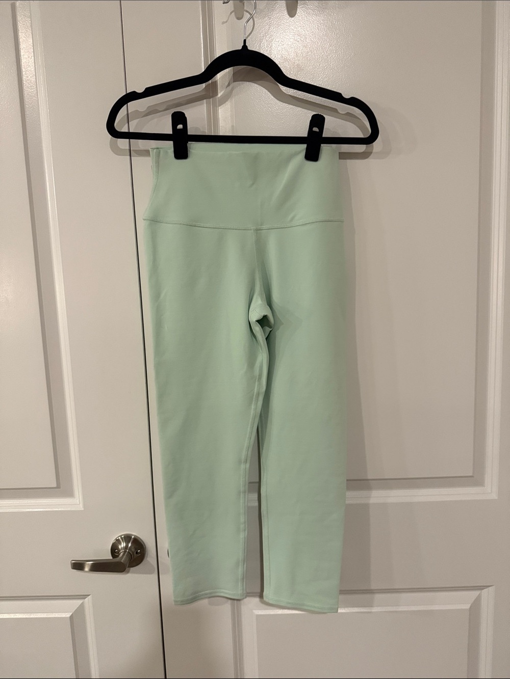 NWT ALO Yoga Spearmint Green High-Rise Airbrush Capri Leggings - Picture 1 of 5